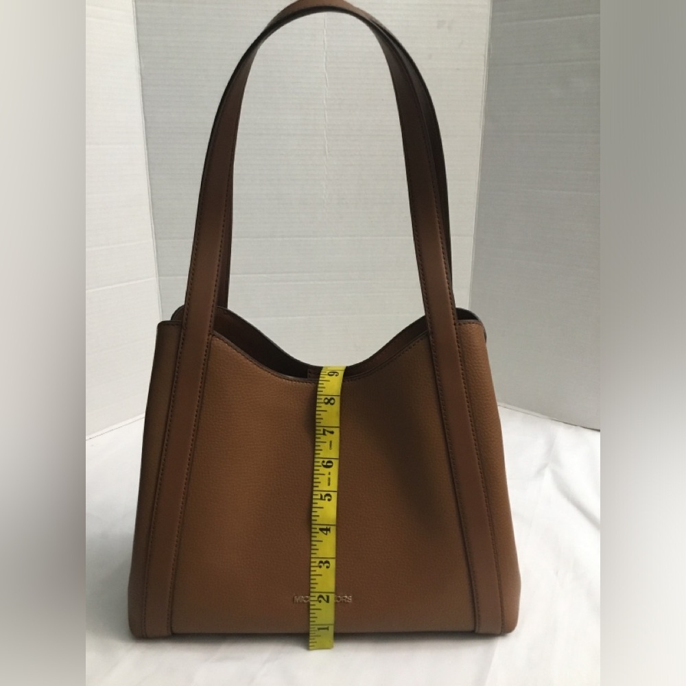MICHAEL KORS LEATHER POCKETBOOK.